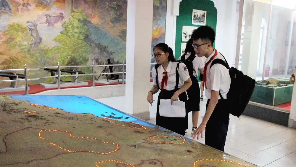 Sôi nổi cuộc thi “Văn hay chữ tốt” qua hành trình đến với bảo tàng ảnh 6