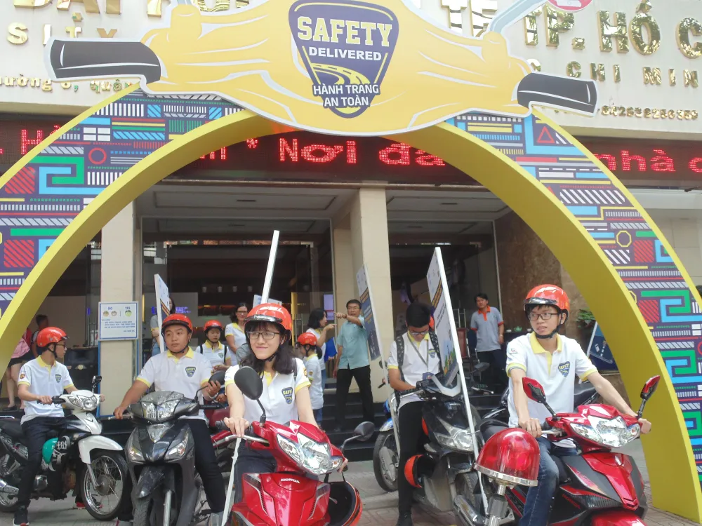 Hơn 1.000 sinh viên diễu hành tuyên truyền không sử dụng điện thoại khi lái xe ảnh 1