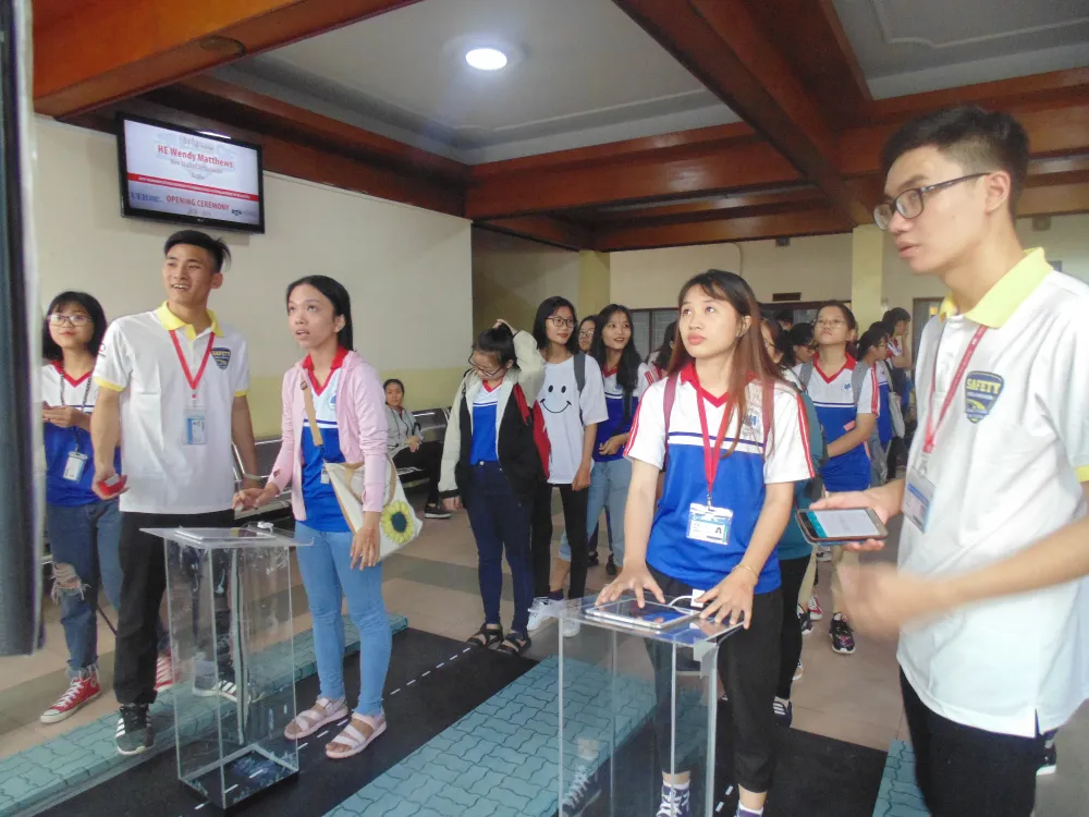 Hơn 1.000 sinh viên diễu hành tuyên truyền không sử dụng điện thoại khi lái xe ảnh 3