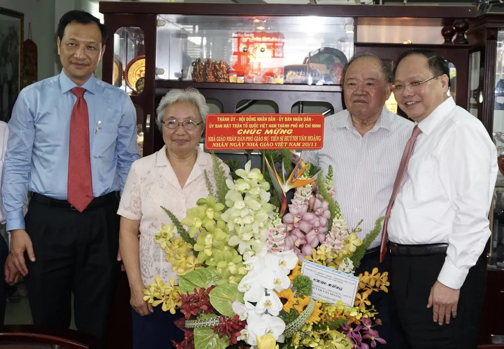 Lãnh đạo TPHCM thăm nhà giáo nhân kỷ niệm Ngày Nhà giáo Việt Nam 20-11  ảnh 1