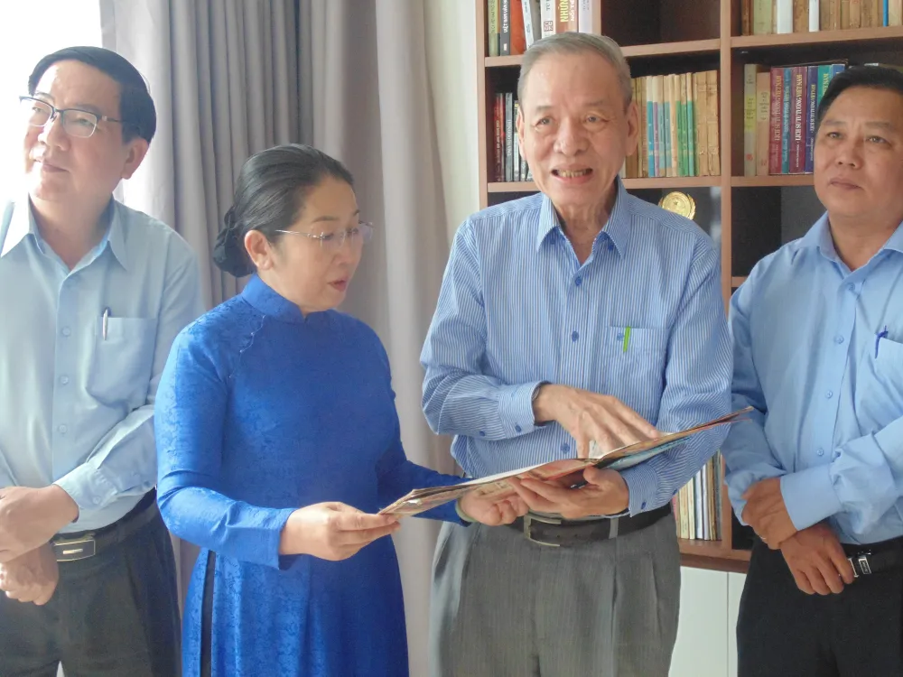 Lãnh đạo TPHCM thăm các nhà giáo tiêu biểu ảnh 1