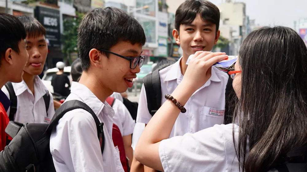 Thí sinh TPHCM phấn khởi với đề thi môn Văn vì có nội dung gần gũi  ảnh 3