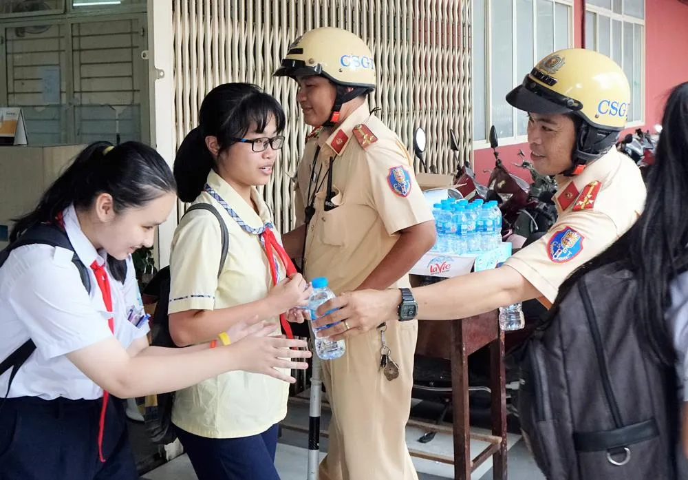 Tuyển sinh lớp 10 ở TPHCM: Đề Toán “làm khó” thí sinh ảnh 4