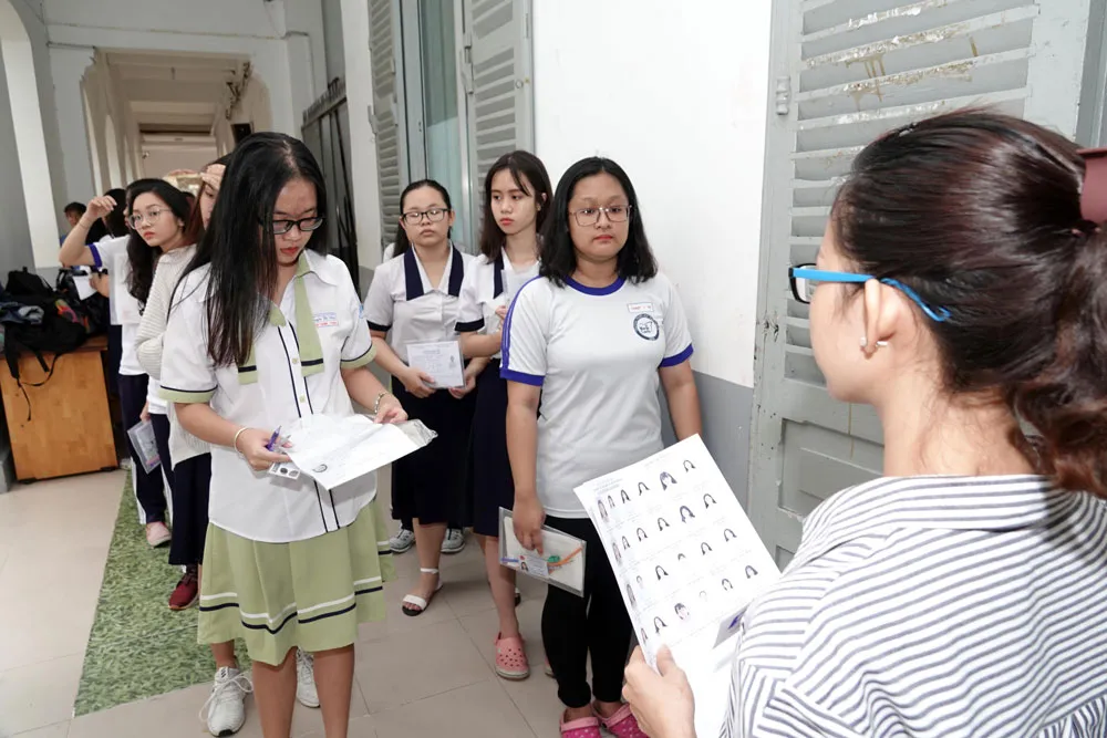 Kỳ thi THPT Quốc gia năm 2019: Thí sinh đến các điểm thi làm thủ tục dự thi ảnh 3