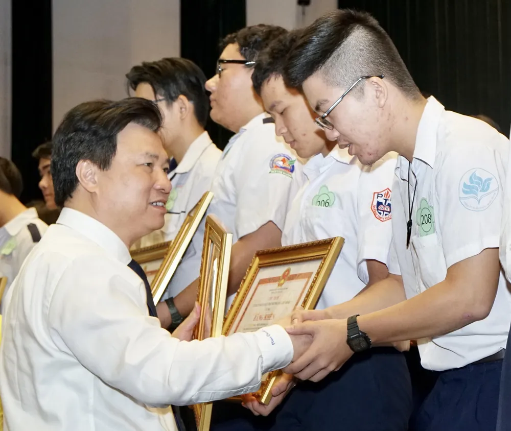 TPHCM tuyên dương, khen thưởng 618 học sinh giỏi tiêu biểu ảnh 3