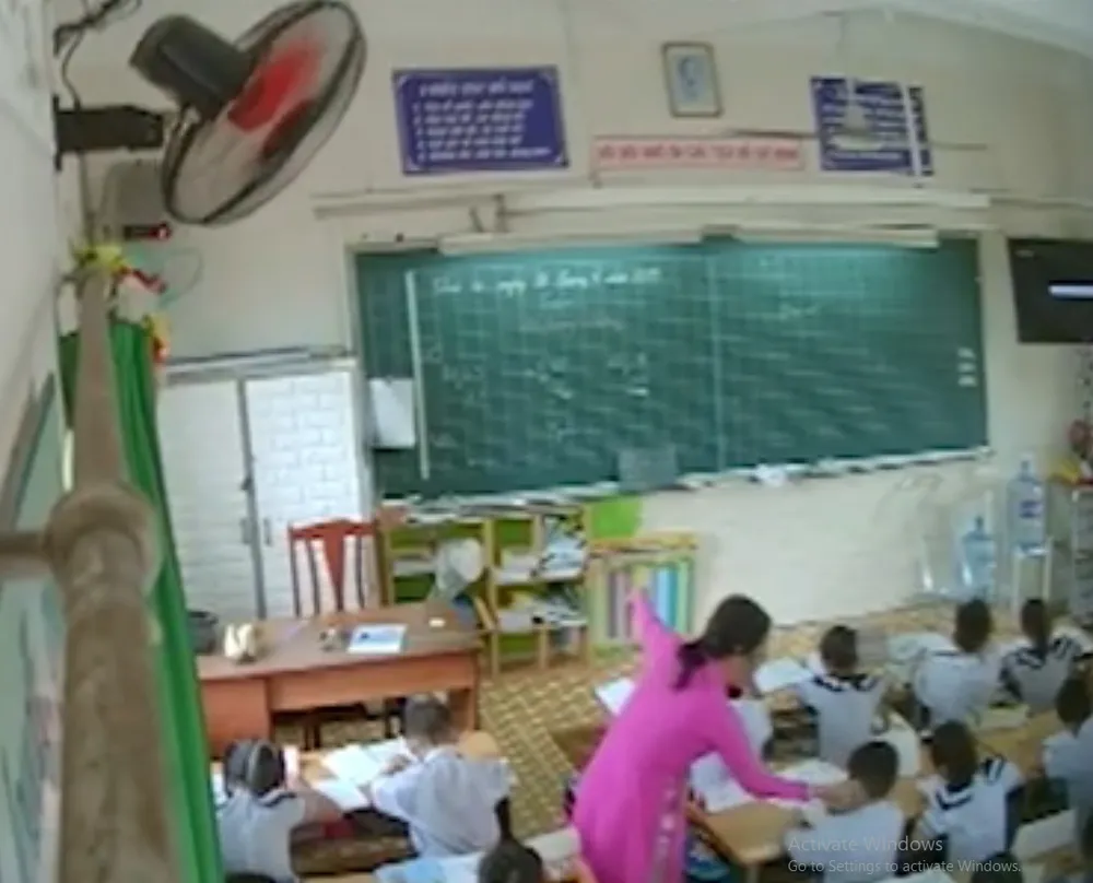 TPHCM: Phẫn nộ với đoạn clip cô giáo lớp 2 đánh và ngắt, nhéo tai học sinh ảnh 1