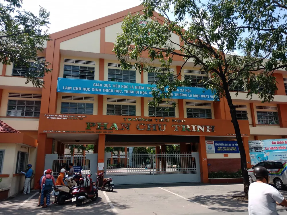 Vụ đánh, véo tai học sinh lớp 2 tại quận Tân Phú: Giáo viên xuất hiện trong clip nói gì? ảnh 2