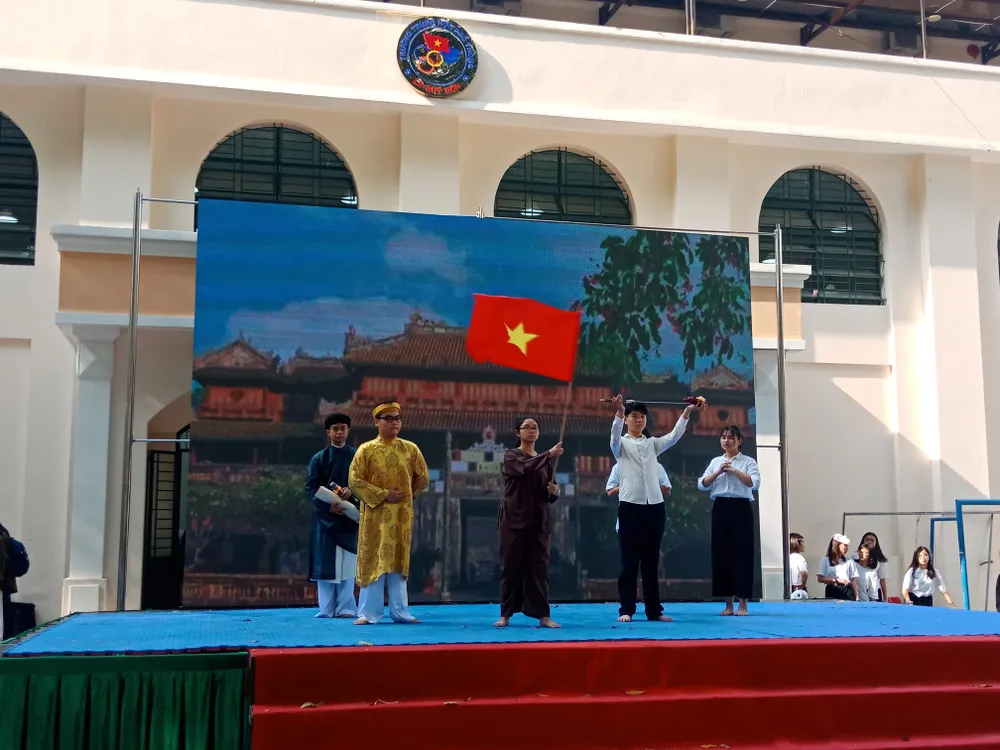 Học sinh học lịch sử qua hình thức hóa thân ảnh 2