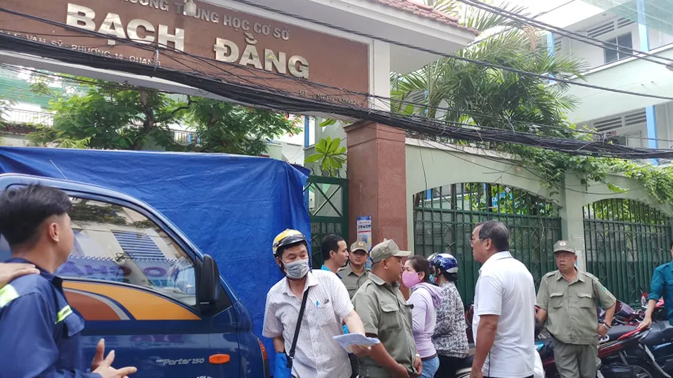 Lực lượng chức năng phong tỏa hiện trường để xử lý vụ việc