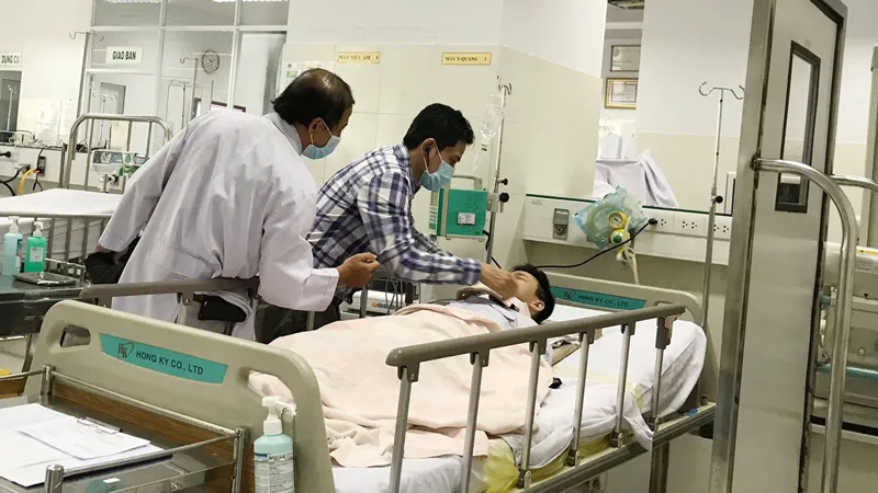 Cây phượng trong sân trường bật gốc, 13 học sinh nhập viện, 1 học sinh đã tử vong ảnh 3