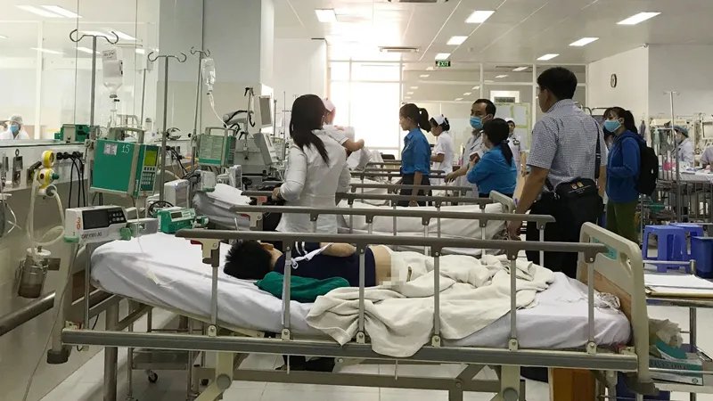 Cây phượng trong sân trường bật gốc, 13 học sinh nhập viện, 1 học sinh đã tử vong ảnh 4