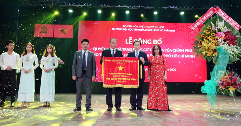 Trường Đại học Văn hóa TPHCM nhận cờ thi đua của Chính phủ và chứng nhận kiểm định chất lượng giáo dục ảnh 1