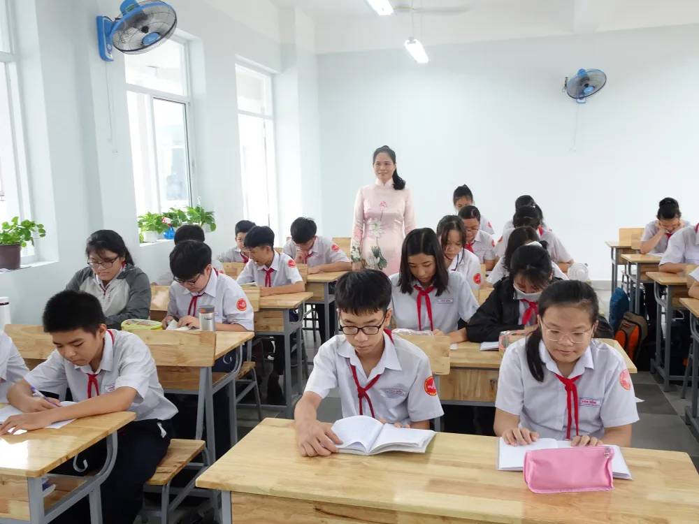 Học sinh khối 7, Trường THCS Vân Đồn (quận 4) vui mừng học tập trong cơ sở mới