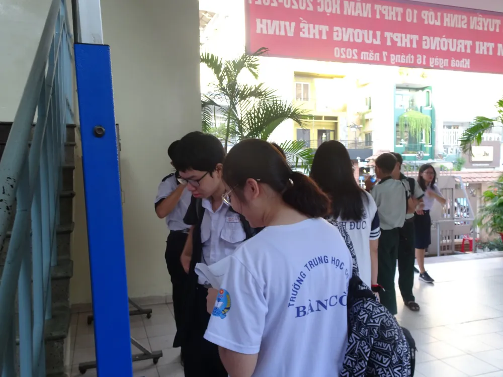 Thí sinh TPHCM thoải mái bước vào môn thi cuối kỳ thi tuyển sinh lớp 10 ảnh 1