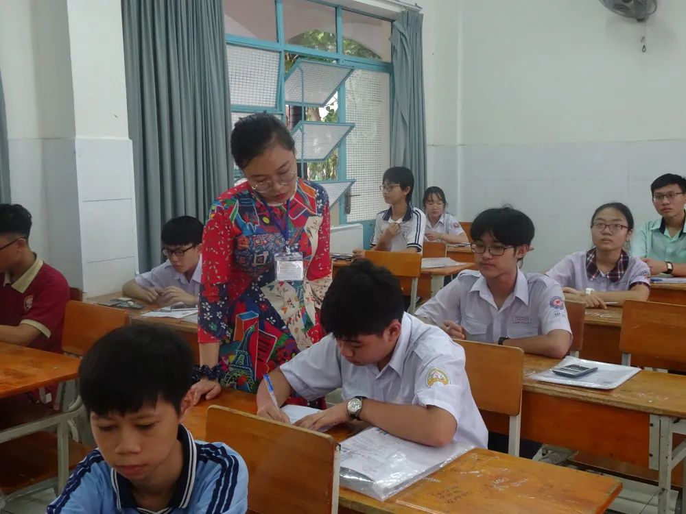 Thí sinh TPHCM thoải mái bước vào môn thi cuối kỳ thi tuyển sinh lớp 10 ảnh 4