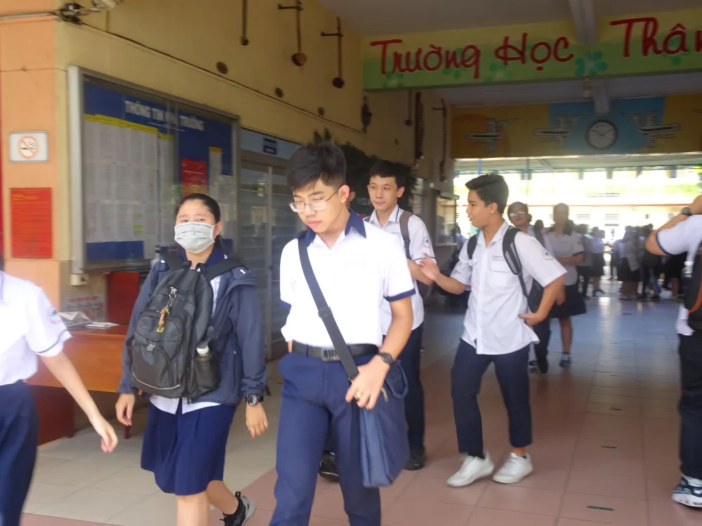 Thí sinh TPHCM “than khó” với đề thi môn Toán tuyển sinh lớp 10 ảnh 2