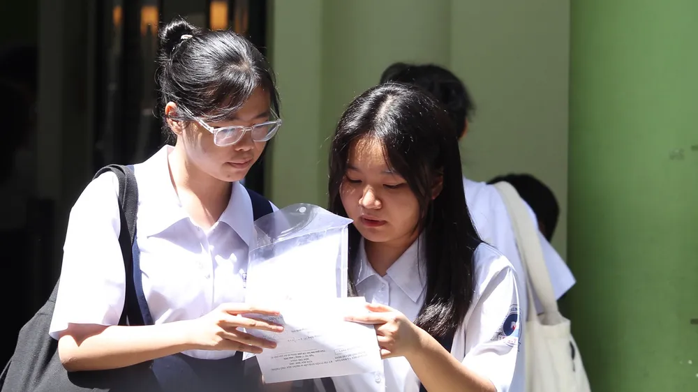 Thí sinh TPHCM “than khó” với đề thi môn Toán tuyển sinh lớp 10 ảnh 6