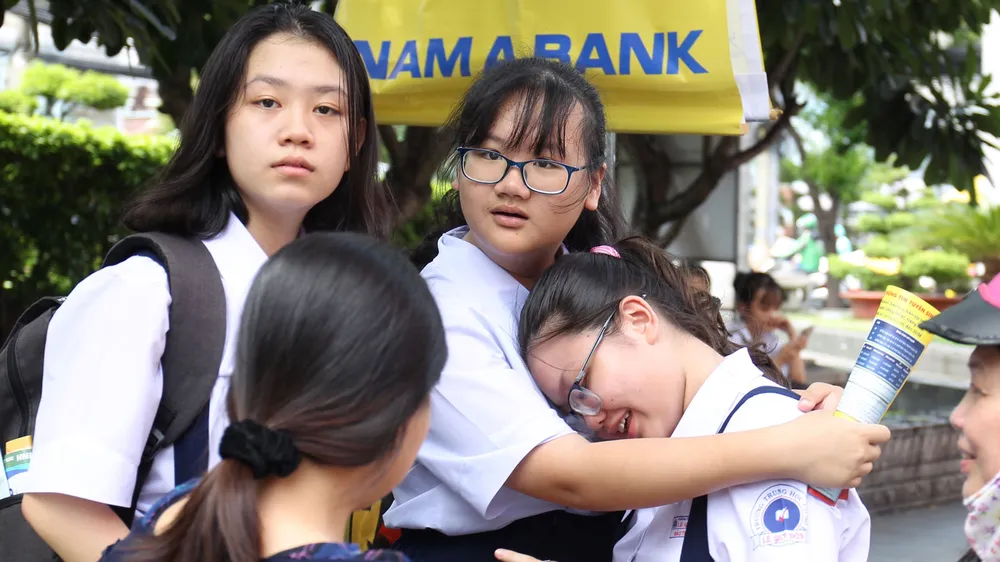 Thí sinh TPHCM “than khó” với đề thi môn Toán tuyển sinh lớp 10 ảnh 3