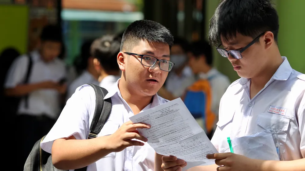 Thí sinh TPHCM “than khó” với đề thi môn Toán tuyển sinh lớp 10 ảnh 5