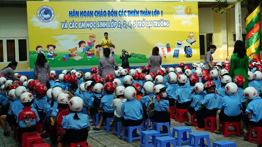 TPHCM: Học sinh lớp 1 phấn khởi trong ngày tựu trường năm học mới ảnh 1