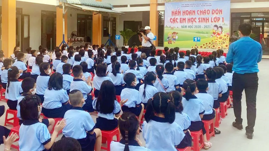 TPHCM: Học sinh lớp 1 phấn khởi trong ngày tựu trường năm học mới ảnh 3
