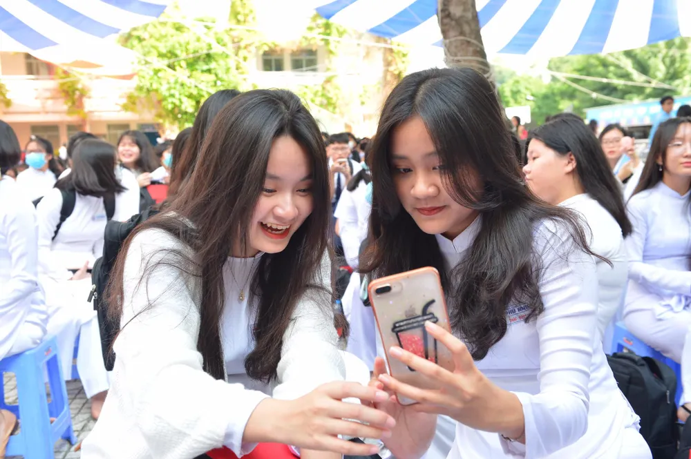 Chủ tịch UBND TPHCM Nguyễn Thành Phong dự lễ khai giảng tại Trường THPT Mạc Đĩnh Chi ảnh 11