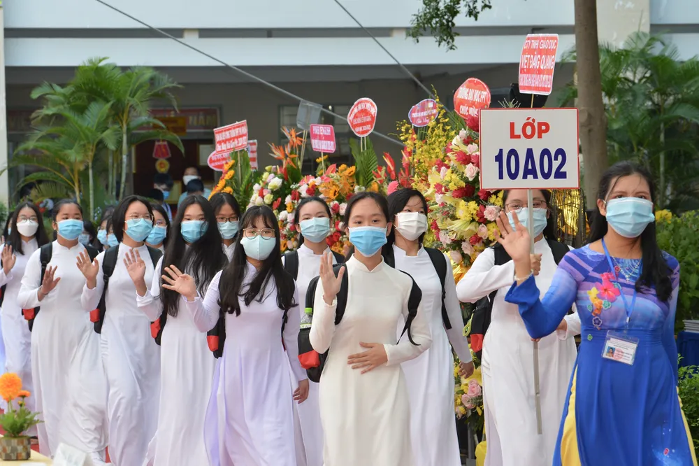 Chủ tịch UBND TPHCM Nguyễn Thành Phong dự lễ khai giảng tại Trường THPT Mạc Đĩnh Chi ảnh 10