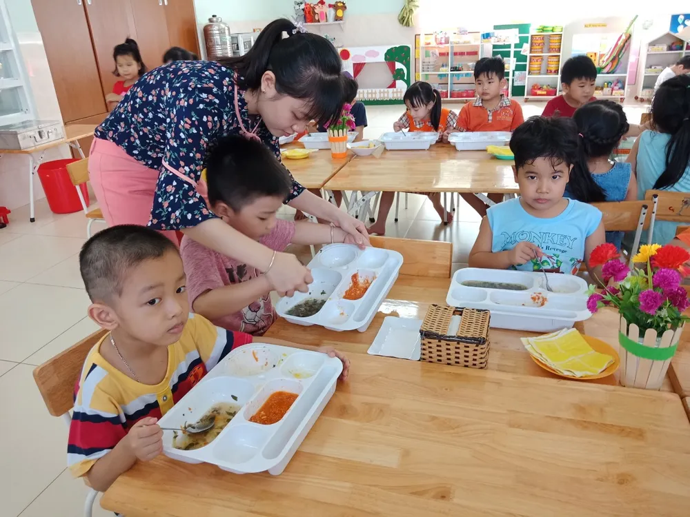 Tăng cường kiểm tra, giám sát an toàn thực phẩm để đảm bảo sức khỏe học sinh. Ảnh minh họa