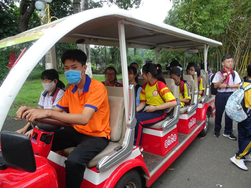 Học sinh hào hứng trải nghiệm trồng rau, chăm sóc thú qua Cuộc thi “Văn hay chữ tốt” do quận Tân Bình tổ chức  ảnh 1