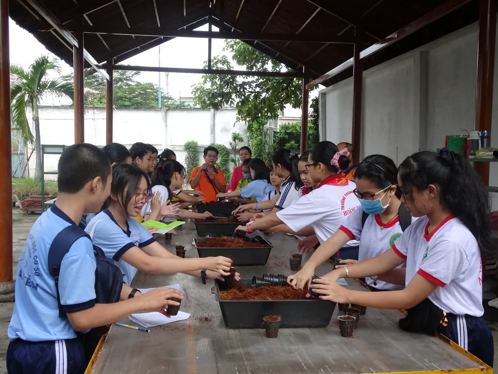 Học sinh hào hứng trải nghiệm trồng rau, chăm sóc thú qua Cuộc thi “Văn hay chữ tốt” do quận Tân Bình tổ chức  ảnh 2