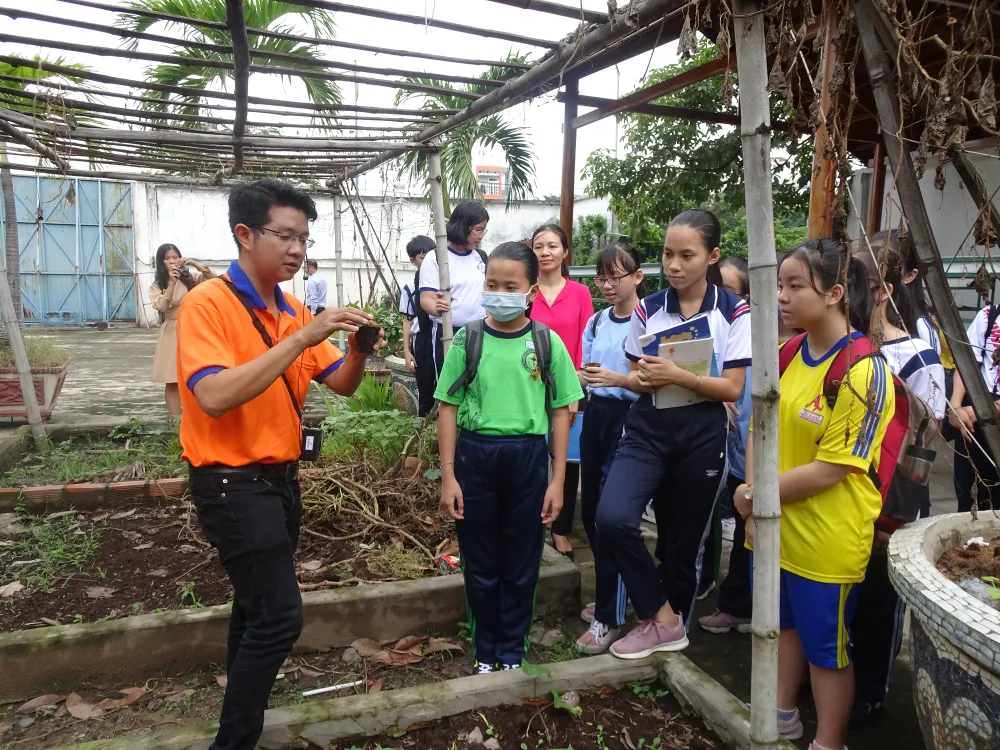 Học sinh hào hứng trải nghiệm trồng rau, chăm sóc thú qua Cuộc thi “Văn hay chữ tốt” do quận Tân Bình tổ chức  ảnh 3