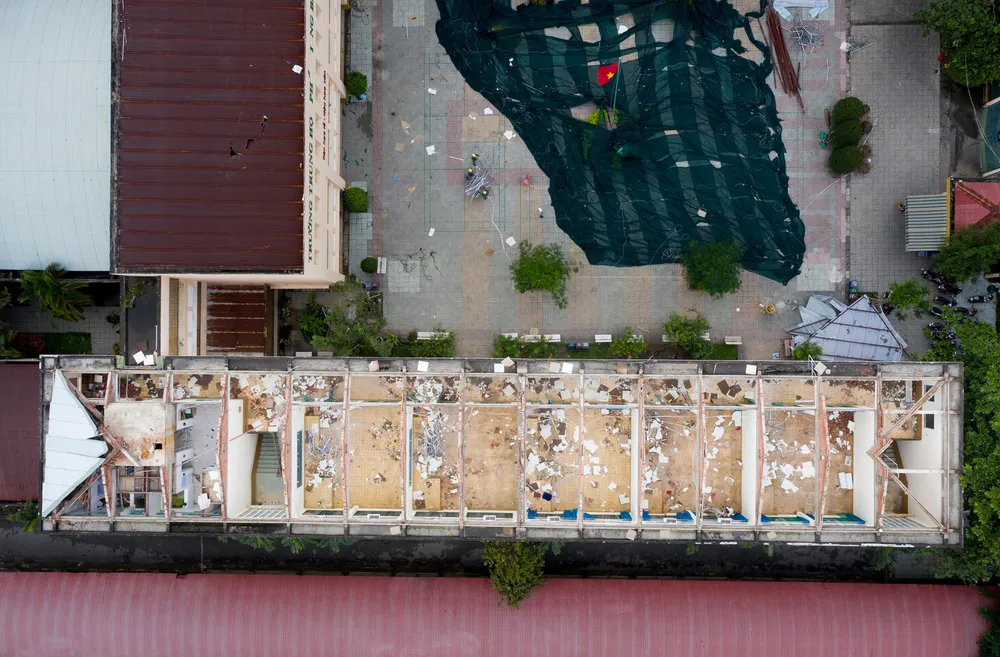 Nhanh chóng khắc phục sự cố tốc mái ở Trường THPT Bình Phú  ảnh 5