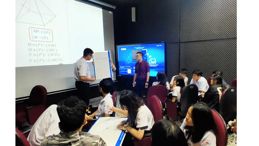 Trường học đầu tiên đưa ứng dụng 3D vào dạy môn Toán ảnh 1