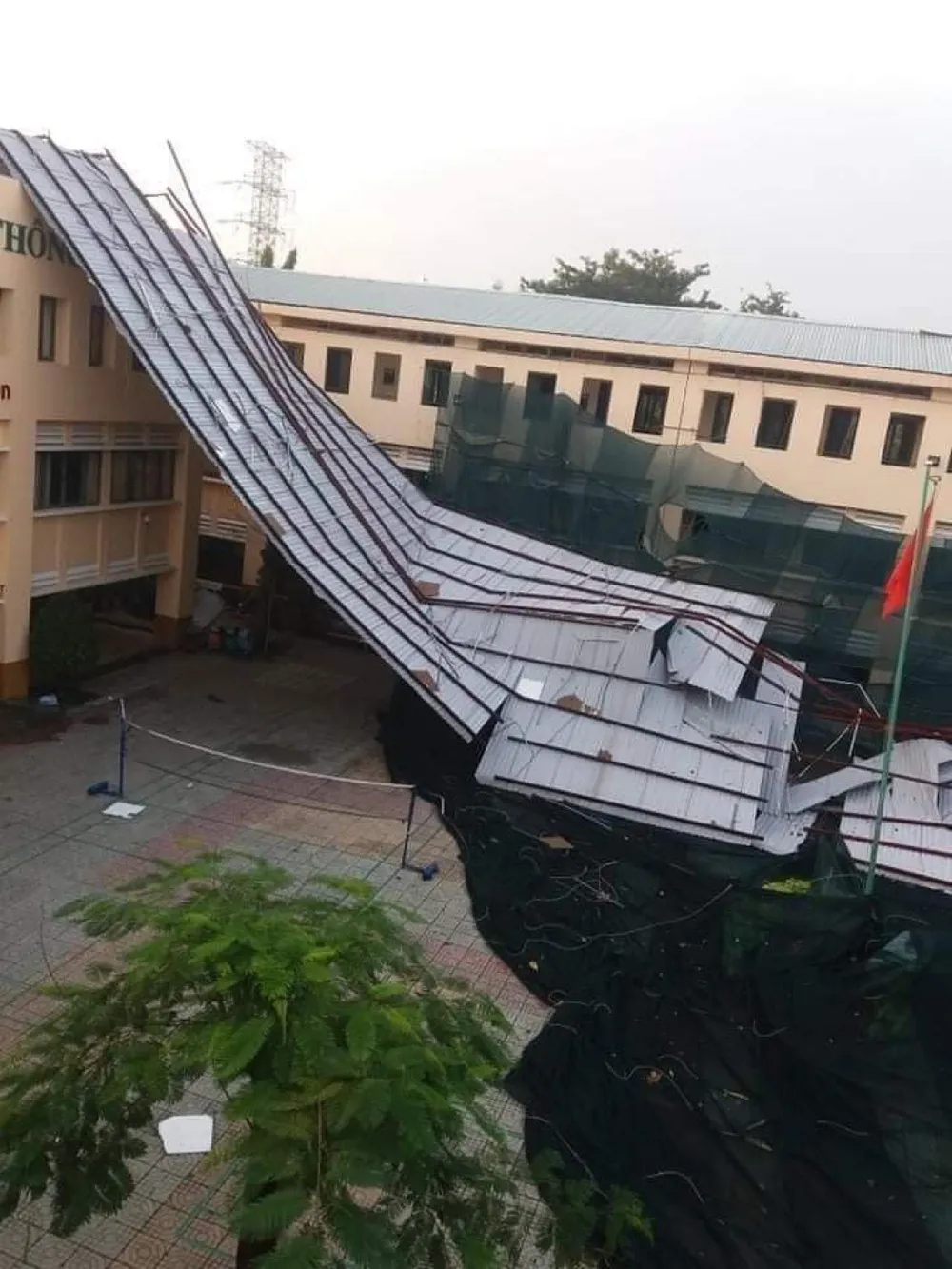 Phó Chủ tịch UBND TPHCM Võ Văn Hoan chỉ đạo khẩn trương khắc phục sự cố tại Trường THPT Bình Phú ảnh 1