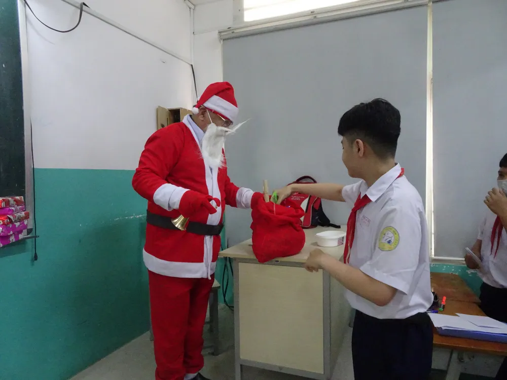 Thầy hiệu trưởng hóa thân thành ông già Noel tặng... iPhone 12 cho học sinh ảnh 1