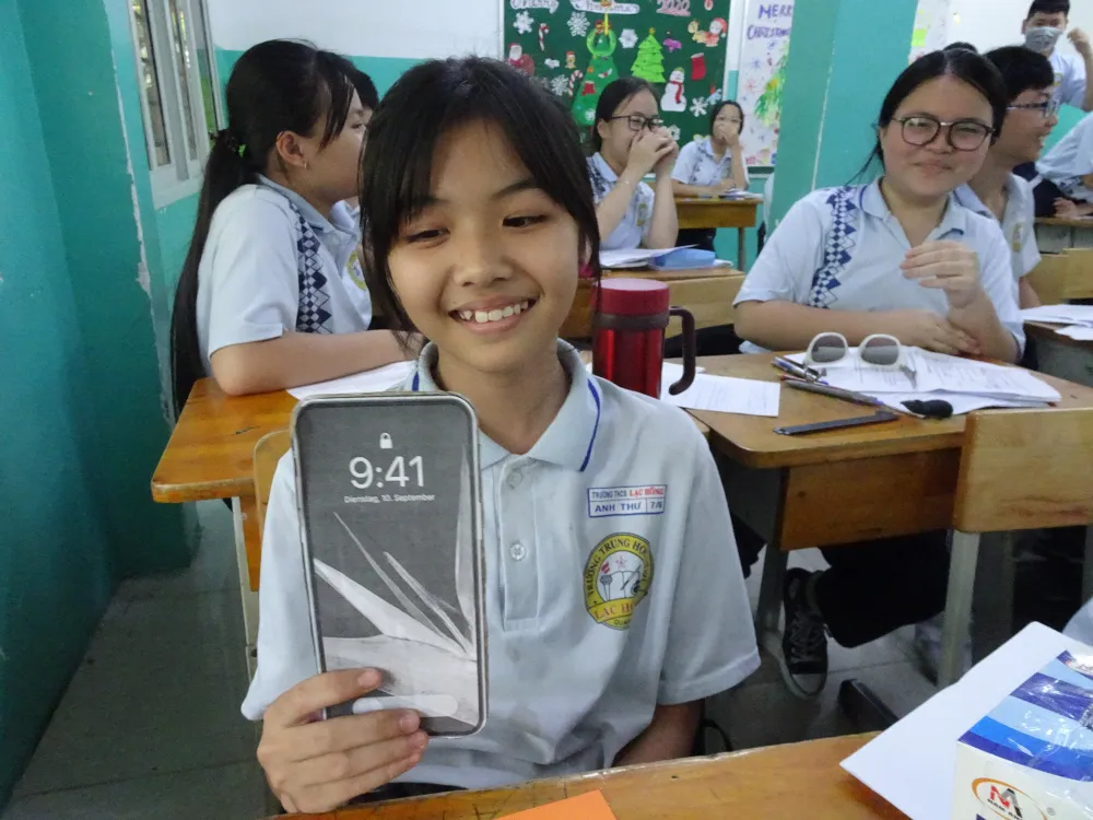 Thầy hiệu trưởng hóa thân thành ông già Noel tặng... iPhone 12 cho học sinh ảnh 4