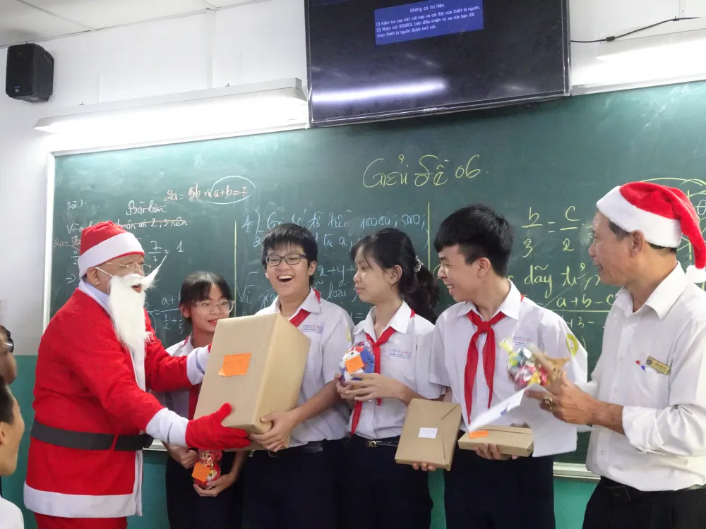 Thầy hiệu trưởng hóa thân thành ông già Noel tặng... iPhone 12 cho học sinh ảnh 2