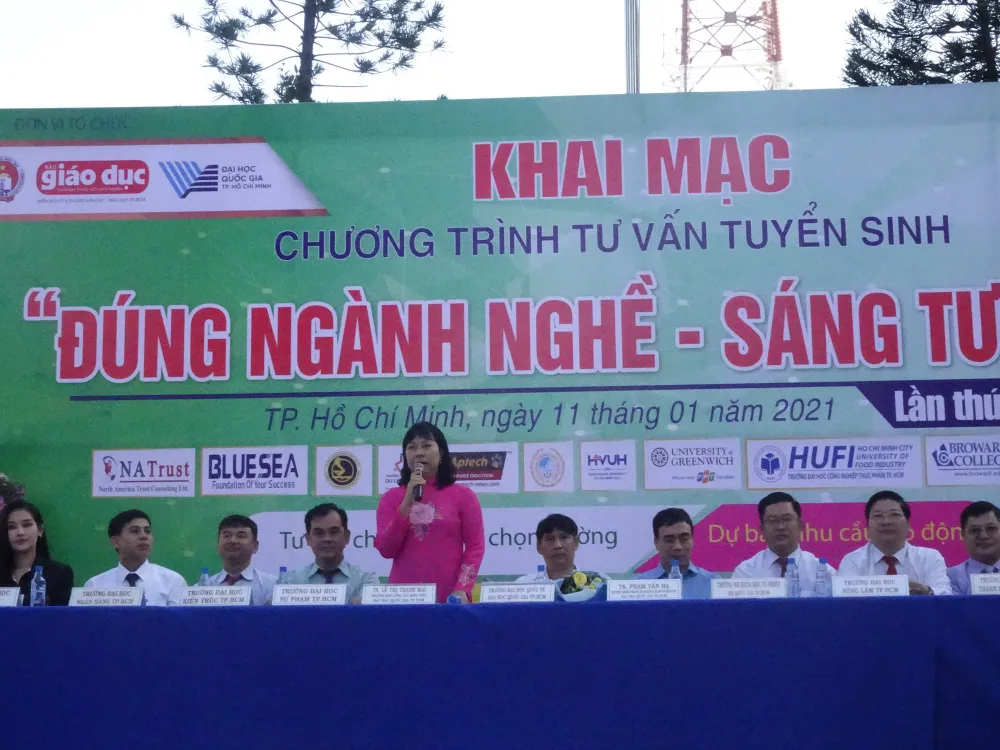 Học sinh hơn 100 trường THPT ở TPHCM tham gia chương trình tư vấn tuyển sinh năm 2021 ảnh 1