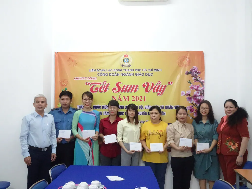 TPHCM: Trao 80 phần quà tết cho cán bộ, giáo viên, nhân viên có hoàn cảnh khó khăn, không có điều kiện về quê đón tết  ảnh 1