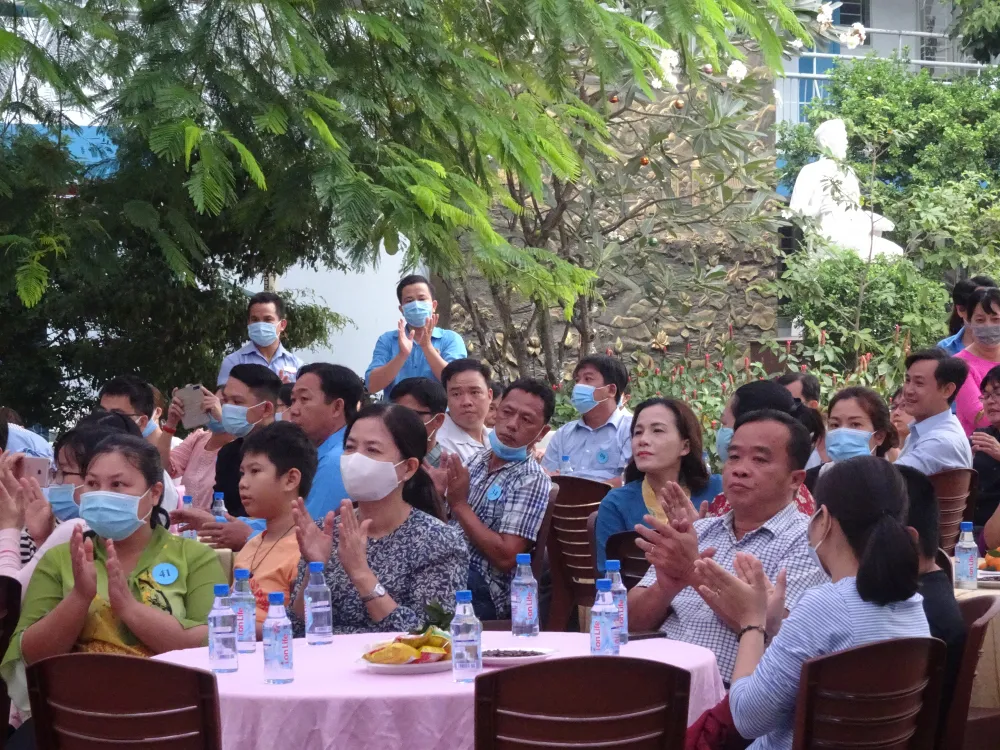 Trao quà tết cho cán bộ, giáo viên, người lao động khó khăn, bị ảnh hưởng bởi dịch bệnh Covid-19 ảnh 1