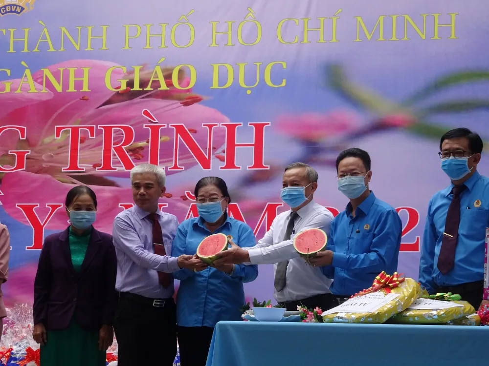 Trao quà tết cho cán bộ, giáo viên, người lao động khó khăn, bị ảnh hưởng bởi dịch bệnh Covid-19 ảnh 2