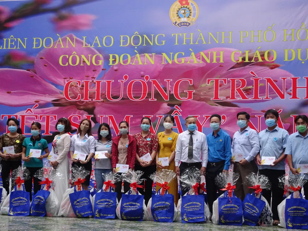 Trao quà tết cho cán bộ, giáo viên, người lao động khó khăn, bị ảnh hưởng bởi dịch bệnh Covid-19 ảnh 3