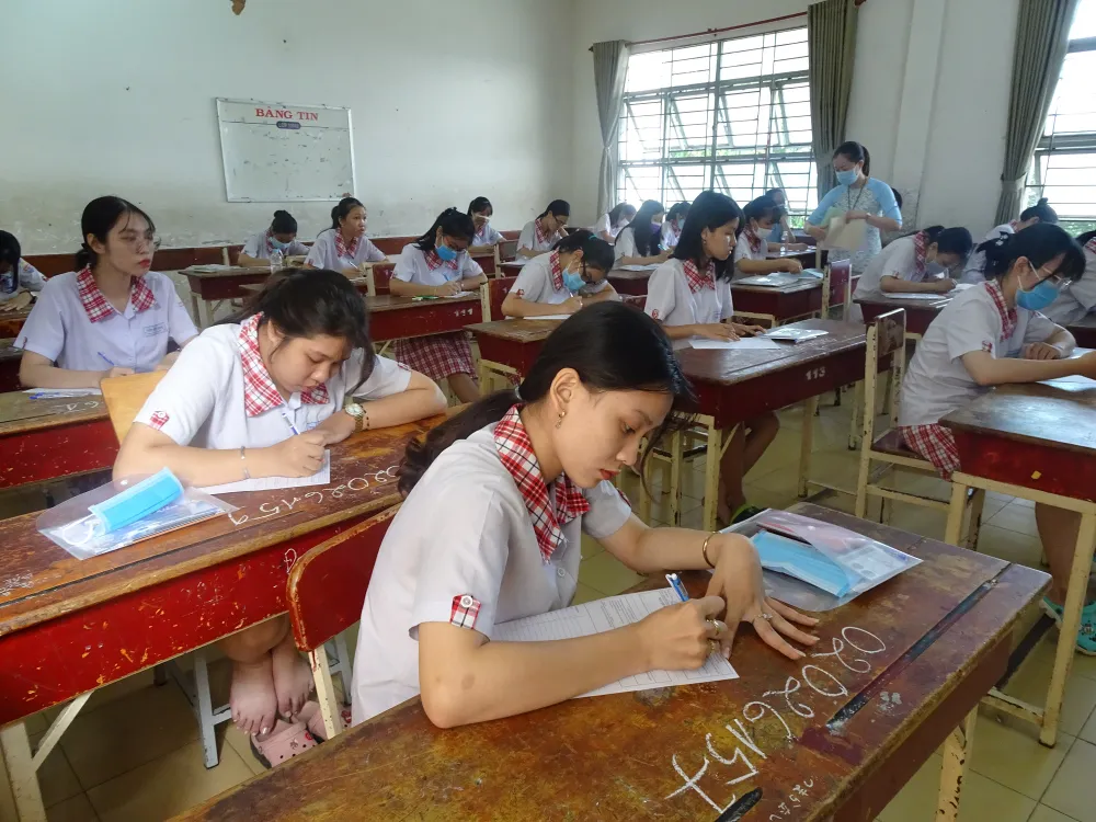 Học sinh lớp 12 thở phào với đề tham khảo kỳ thi tốt nghiệp THPT môn Ngữ văn   ảnh 2
