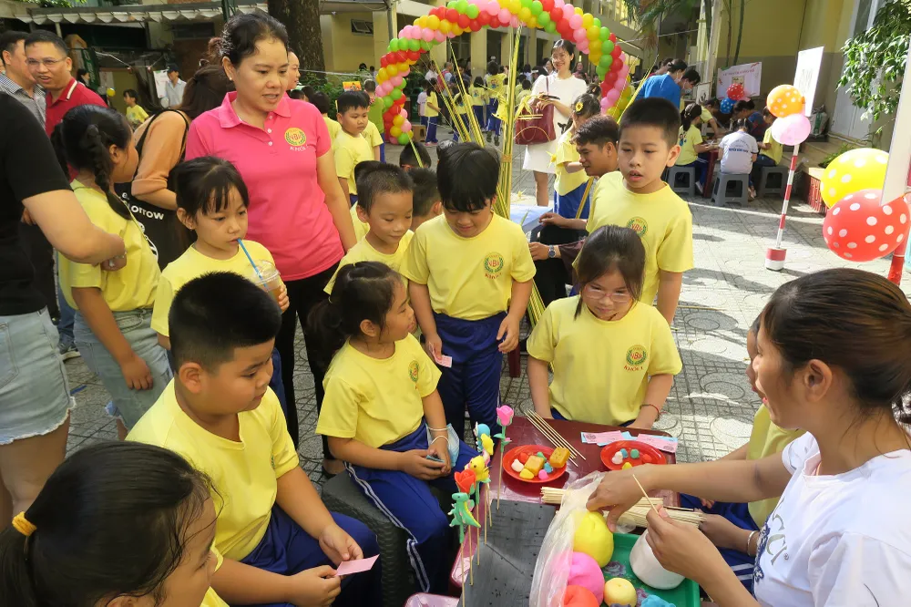 Sôi nổi các hoạt động trải nghiệm của học sinh khối 1 qua ngày hội “Một thoáng quê hương” ảnh 7