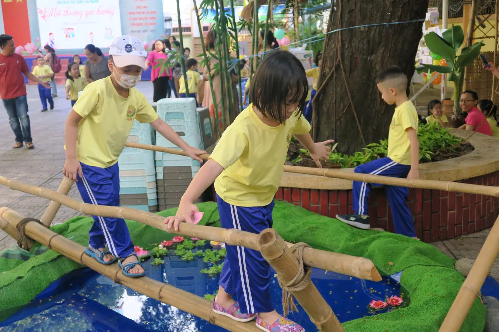 Sôi nổi các hoạt động trải nghiệm của học sinh khối 1 qua ngày hội “Một thoáng quê hương” ảnh 8
