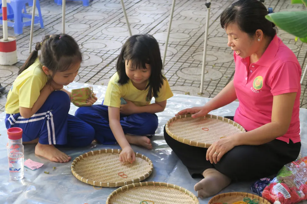 Sôi nổi các hoạt động trải nghiệm của học sinh khối 1 qua ngày hội “Một thoáng quê hương” ảnh 6