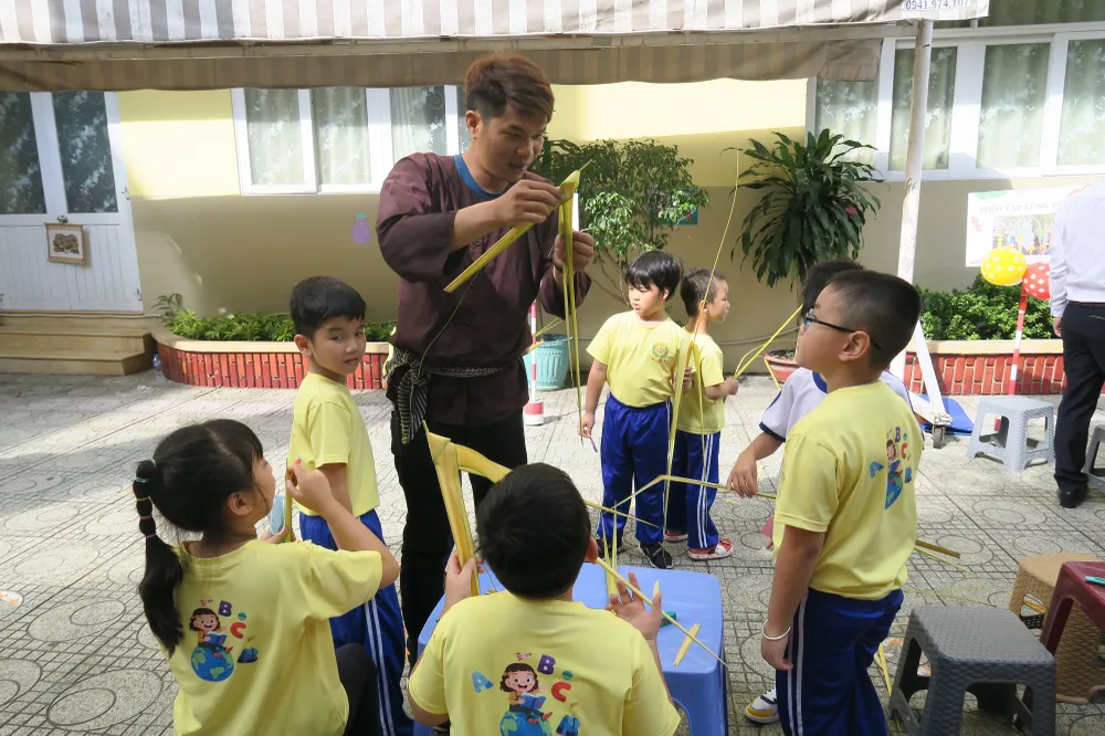 Sôi nổi các hoạt động trải nghiệm của học sinh khối 1 qua ngày hội “Một thoáng quê hương” ảnh 3