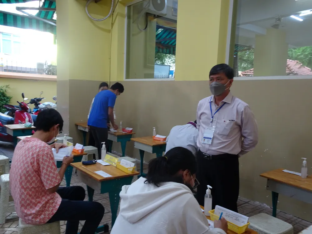 Lãnh đạo Sở GD-ĐT TPHCM kiểm tra việc lấy mẫu xét nghiệm thí sinh kỳ thi tốt nghiệp THPT ảnh 1