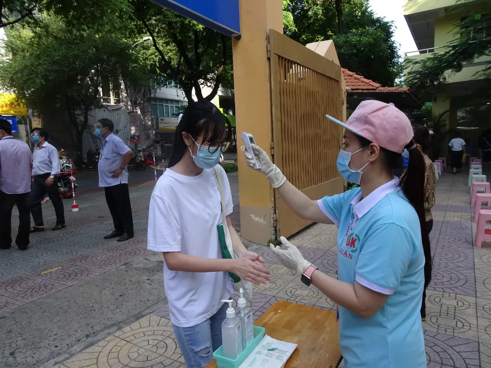 Lãnh đạo Sở GD-ĐT TPHCM kiểm tra việc lấy mẫu xét nghiệm thí sinh kỳ thi tốt nghiệp THPT ảnh 3