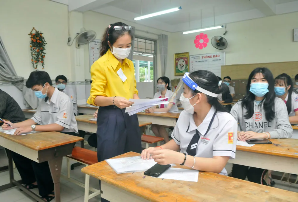 Phó chủ tịch UBND TPHCM kiểm tra công tác tổ chức Kỳ thi tốt nghiệp THPT năm 2021 ảnh 4